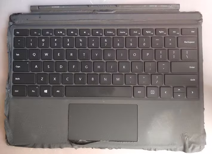 Alcantara là sợi mô phỏng da lộn, đẹp mắt nhưng nhanh bẩn, khó vệ sinh và dễ xuống cấp.