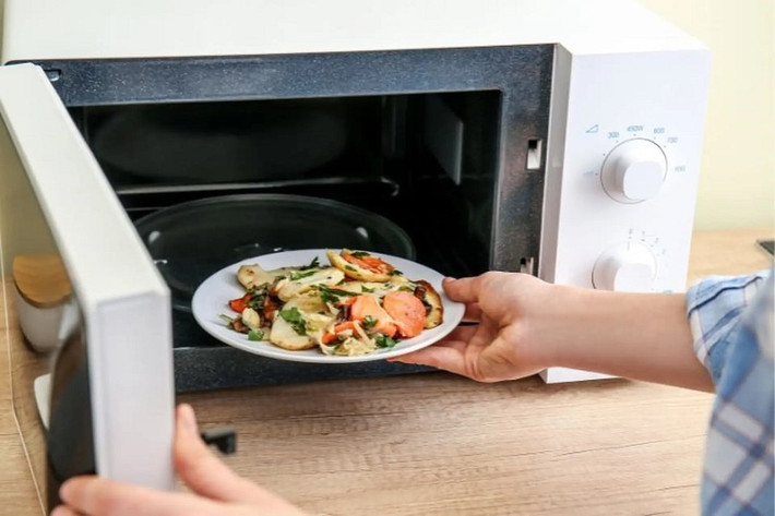 Chính chuyển động xoay tưởng chừng đơn giản này đã giúp lò vi sóng trở thành thiết bị tiện lợi và an toàn trong mọi gian bếp hiện đại.