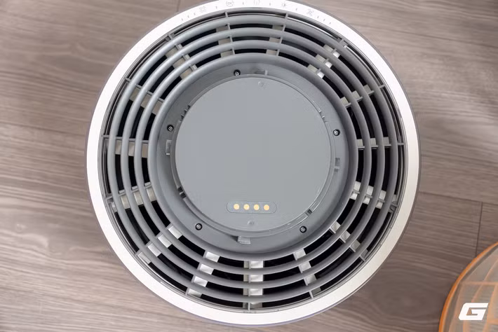 Toàn bộ lượng lông và rác thô sau đó sẽ được chuyển vào khoang chứa riêng phía sau máy với cơ chế khép kín tương tự robot hút bụi, giúp người dùng chỉ cần tháo hộp chứa ra đổ đi mà không còn phải gỡ từng mảng lông bám dày đặc trên filter như trước đây.(Ảnh: Genk)