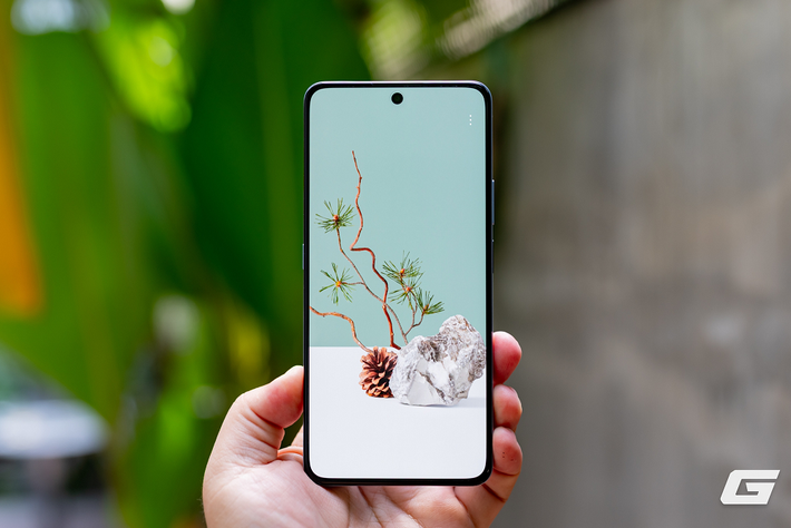 Màn hình AMOLED 6,77 inch Full HD+ đạt độ sáng tối đa 3.000 nits.(Ảnh: Genk)