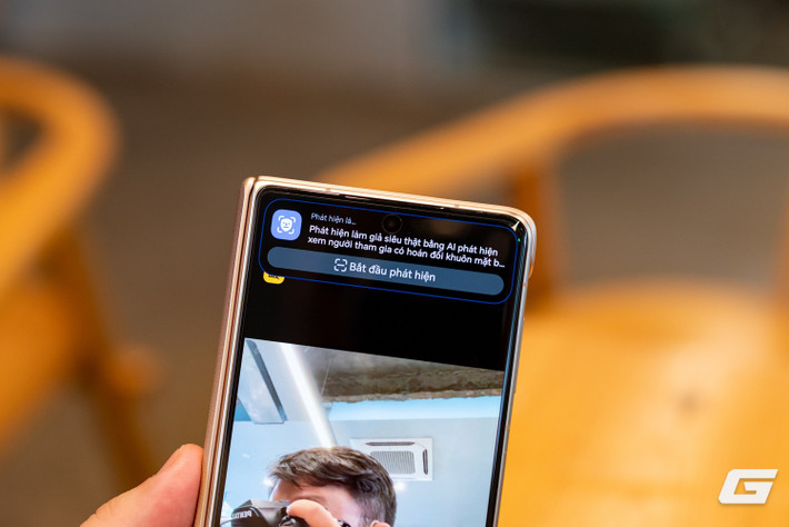 Tính năng này cho phép phân tích khẩu hình, giọng nói và ánh sáng để phát hiện các dấu hiệu bất thường trong cuộc gọi video.(Ảnh: Genk)