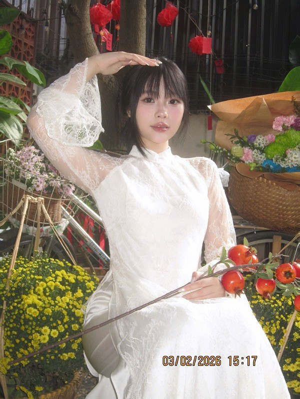 Thiết kế áo dài với chất liệu mới lạ nhưng vẫn giữ nét truyền thống giúp tôn lên vóc dáng mảnh mai và làn da trắng sáng của nữ MC.