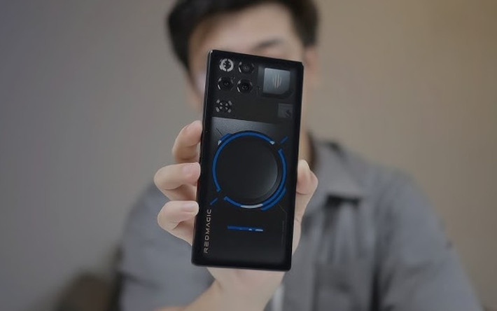 Dù tích hợp công nghệ phức tạp, máy vẫn giữ độ mỏng ấn tượng chỉ 8,9mm và có thể tháo rời toàn bộ hệ thống làm mát.