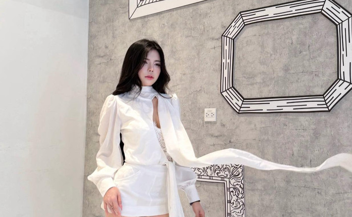 Điều thú vị là bộ ảnh còn gắn với màn “tranh sủng” hài hước giữa Mai Dora và BLV Văn Tùng.