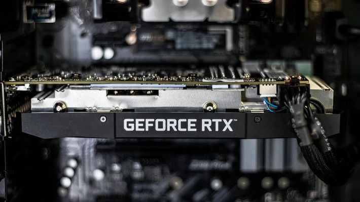 Không chỉ vậy, sản lượng GPU RTX 50 hiện tại cũng bị cắt giảm, khiến giá card chơi game tăng cao và ngày càng khó mua đúng giá niêm yết.
