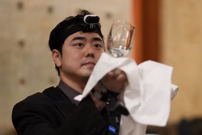 Công ty khởi nghiệp RLWRLD của Hàn Quốc đang tạo nên làn sóng tranh luận trong ngành công nghệ khi triển khai hệ thống camera hành trình gắn trên đầu công nhân nhằm ghi lại mọi thao tác làm việc để huấn luyện robot AI thế hệ mới, biến những kỹ năng tưởng như rất “con người” thành dữ liệu số hóa có thể tái sử dụng trong môi trường công nghiệp.