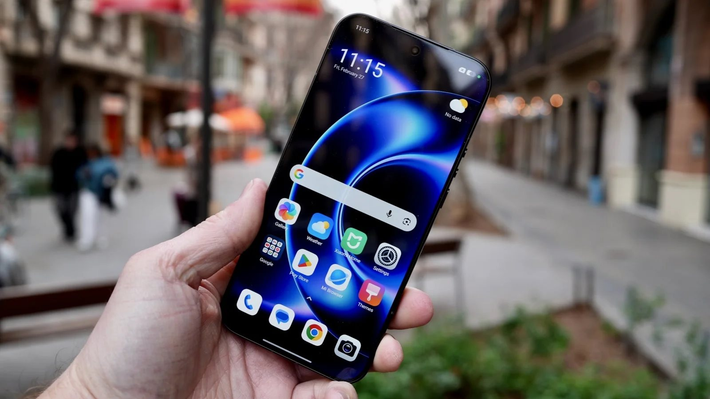 Máy sở hữu chip Snapdragon 8 Elite Gen 5 tiến trình 3nm, RAM 16GB LPDDR5X và bộ nhớ UFS 4.1 tốc độ cao.