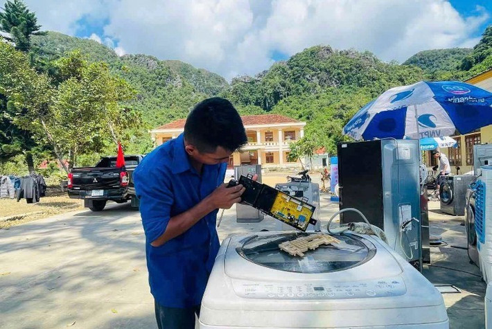 Sau khi thiết bị đã khô, cần kiểm tra kỹ các linh kiện, dây dẫn, cầu chì và thay mới nếu có dấu hiệu oxy hóa.