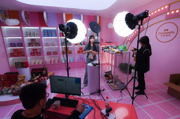 Tuy nhiên, tốc độ tăng trưởng của thị trường livestream đã giảm mạnh từ 40% năm 2023 xuống chỉ còn 15% trong năm 2024.