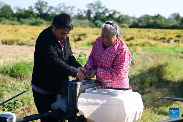 Đáng chú ý, bà Dai không chỉ xuất hiện trước ống kính mà còn tự vận hành thiết bị livestream một cách thuần thục. (Ảnh: Xinhua)