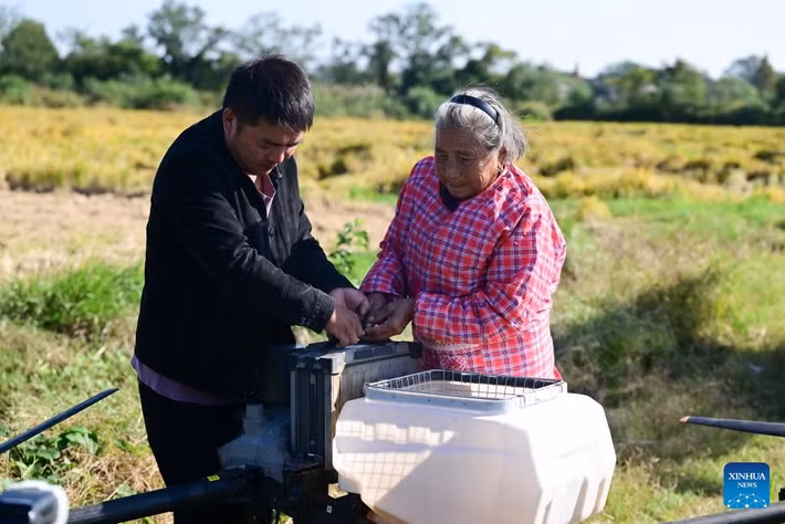 Đáng chú ý, bà Dai không chỉ xuất hiện trước ống kính mà còn tự vận hành thiết bị livestream một cách thuần thục. (Ảnh: Xinhua)