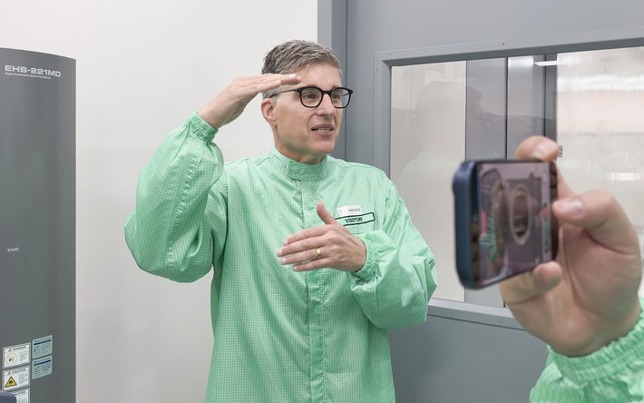 Ở mức khắc nghiệt hơn, Apple áp dụng sốc nhiệt bằng chất lỏng, nhúng vật liệu vào môi trường nóng – lạnh cực đoan để phát hiện điểm yếu cấu trúc nhanh hơn.