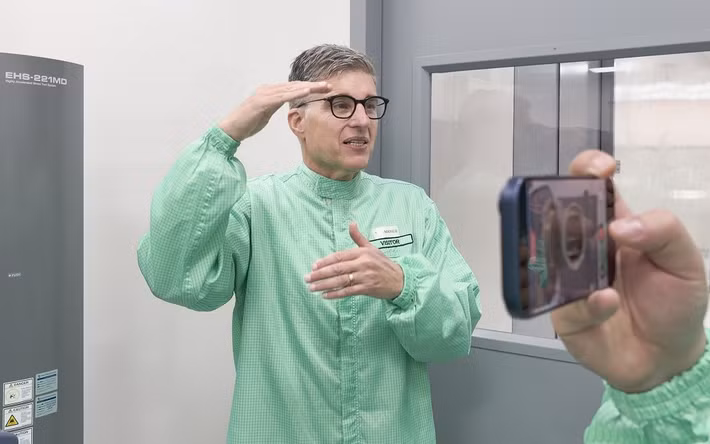 Ở mức khắc nghiệt hơn, Apple áp dụng sốc nhiệt bằng chất lỏng, nhúng vật liệu vào môi trường nóng – lạnh cực đoan để phát hiện điểm yếu cấu trúc nhanh hơn.