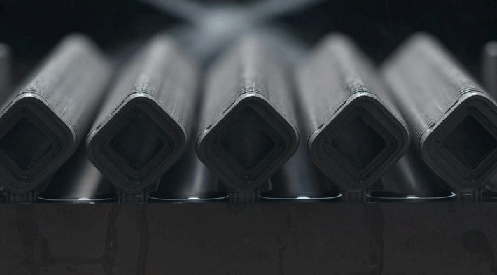 Sau in, khung vỏ trải qua hút chân không, rung siêu âm và kiểm tra quang học tự động.