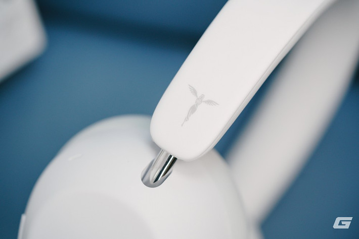 Vỏ nhựa lì kết hợp gọng kim loại chắc chắn, nhưng chỉ có màu trắng nên dễ bám bẩn. (Genk)