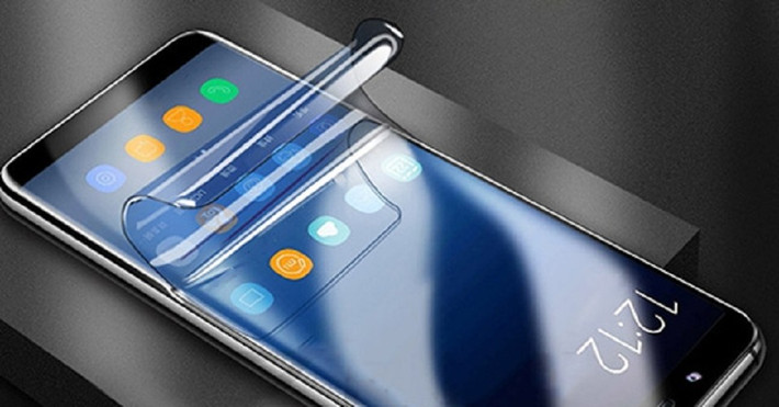 Một sai lầm phổ biến khác là sử dụng miếng dán màn hình bằng nhựa giá rẻ, gần như không có khả năng bảo vệ khi máy bị rơi.