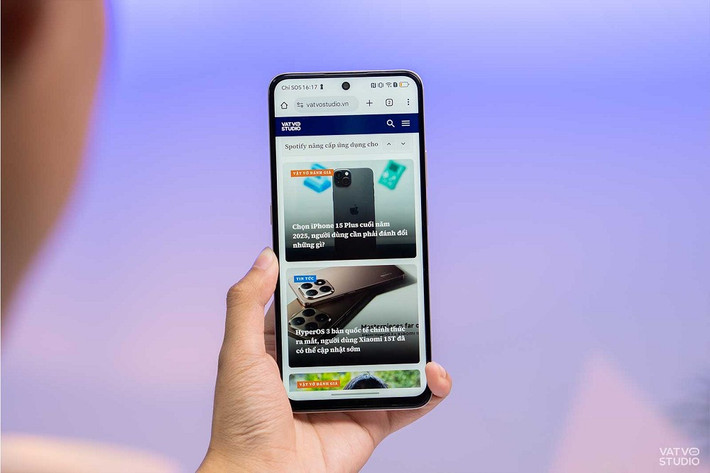 Với người dùng, năm 2026 có thể đồng nghĩa với việc phải trả nhiều tiền hơn cho những chiếc smartphone có cấu hình kém hào phóng hơn trước. (Vatvostudio)