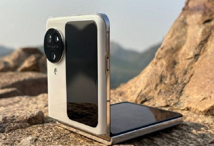 Camera chính phía sau có thể dùng để selfie, mang lại chất lượng hình ảnh vượt trội.