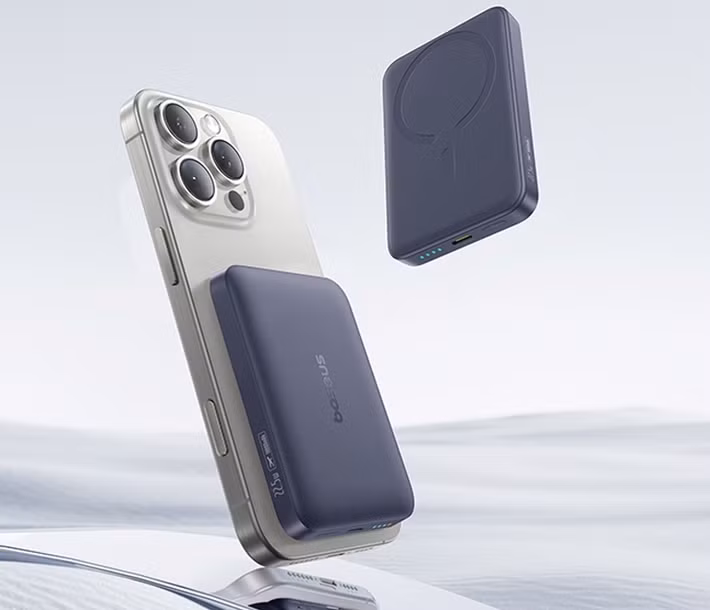 1. Đi chơi xa, điện thoại hết pin là thảm họa, vì mọi hoạt động đều phụ thuộc vào nó. Sạc dự phòng mini dung lượng 10.000mAh vừa gọn nhẹ vừa đủ cho 2 lần sạc.