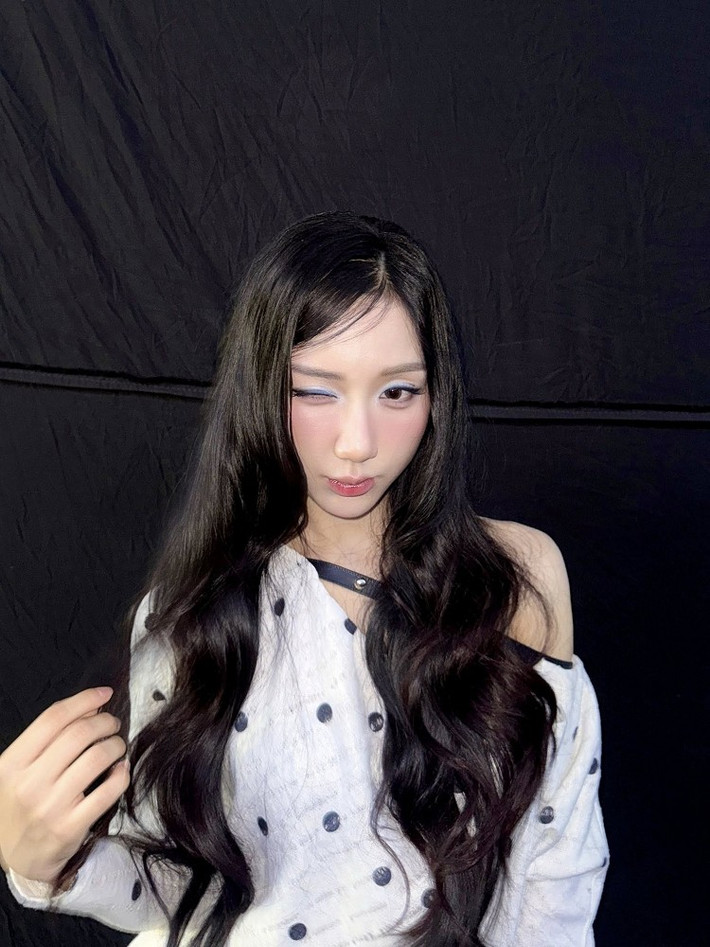 Việc để lộ hình xăm cá nhân từng khiến cộng đồng mạng bàn tán, dù bản thân Mina Young cho rằng nó giúp cô che đi vết sẹo cũ.