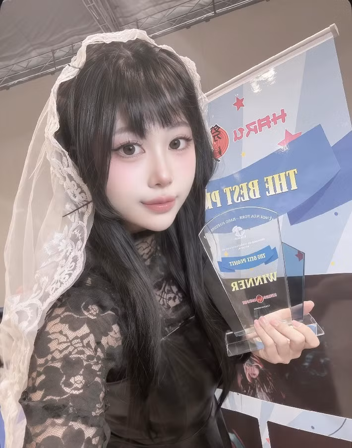 Cô không chọn cách phô diễn toàn cảnh mà tập trung vào chi tiết nhỏ, đặc biệt là ánh mắt và đôi môi.