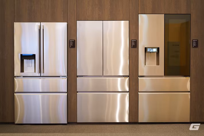 Điểm nhấn nổi bật là tủ lạnh LG SIGNATURE tích hợp AI đối thoại dựa trên mô hình ngôn ngữ lớn, cho phép tương tác tự nhiên và hiển thị thông tin qua màn hình LCD 6,8 inch như một trung tâm điều khiển.(Ảnh: Genk)