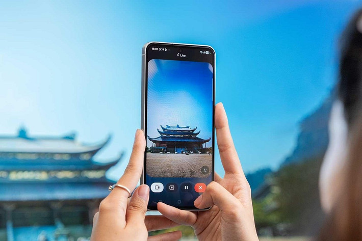 Gemini Live hỗ trợ tiếng Việt tự nhiên, phản hồi nhanh và chính xác, giúp học tập, làm việc và giải trí hiệu quả hơn.