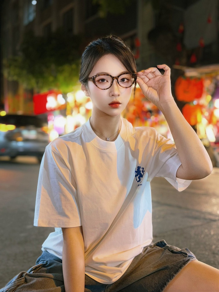 Vẻ ngoài mong manh nhưng cá tính mạnh mẽ giúp Châu Mòe tạo dấu ấn riêng biệt.