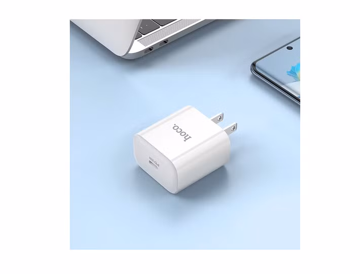 Một lựa chọn khác đáng chú ý là Hoco PD30W với thiết kế nhỏ gọn, hỗ trợ sạc nhanh chuẩn USB Power Delivery công suất 30W, tích hợp các cơ chế bảo vệ quá dòng, quá áp và quá nhiệt, phù hợp cho cả iPhone, điện thoại Android, tai nghe không dây và máy tính bảng sử dụng cổng USB-C.