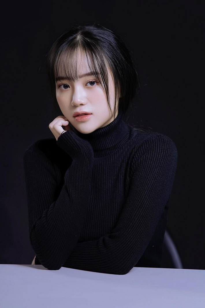 Fan cho rằng sự rạng rỡ của Mai Linh đến từ thần thái hạnh phúc và yêu đời.