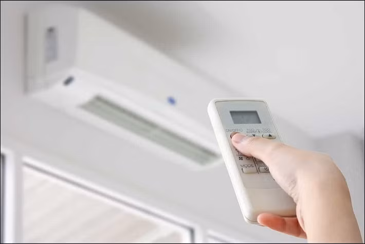 Theo các đơn vị kỹ thuật, chi phí nạp gas điều hòa hiện dao động từ khoảng 200.000 đồng đối với trường hợp bổ sung một phần gas cho đến hơn 1,5 triệu đồng nếu phải nạp mới hoàn toàn, đặc biệt với các dòng điều hòa Inverter sử dụng môi chất lạnh R32 đang phổ biến trên thị trường.