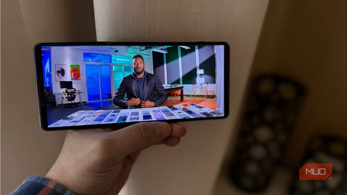 Người dùng có thể đọc sách, xem video hay đa nhiệm chia đôi màn hình cực mượt.(Ảnh: MUO)