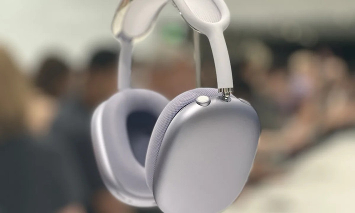 4. AirPods Max phiên bản USB-C (Giá khoảng 14-16 triệu đồng tùy màu) tiếp tục ghi điểm nhờ khả năng chống ồn, xuyên âm tự nhiên và trải nghiệm liền mạch trong hệ sinh thái Apple.