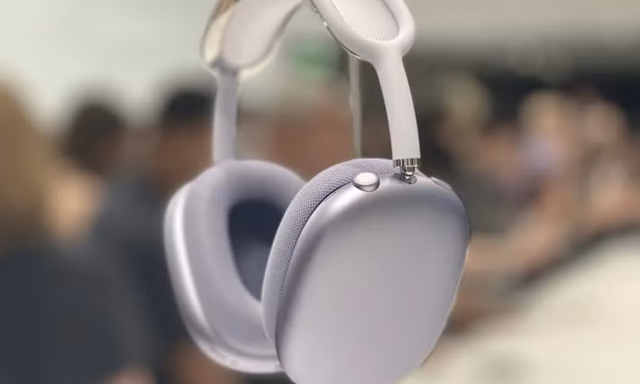 4. AirPods Max phiên bản USB-C (Giá khoảng 14-16 triệu đồng tùy màu) tiếp tục ghi điểm nhờ khả năng chống ồn, xuyên âm tự nhiên và trải nghiệm liền mạch trong hệ sinh thái Apple.