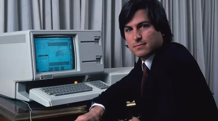 Bước ngoặt đầu tiên đến với Apple khi mẫu máy tính Apple II ra mắt năm 1977 nhanh chóng đạt thành công lớn trên thị trường, giúp công ty tăng trưởng mạnh mẽ tại Thung lũng Silicon, trước khi Macintosh xuất hiện vào năm 1984 và trở thành sản phẩm thể hiện rõ nhất tư duy đổi mới của Steve Jobs.