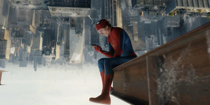 Nhân vật Peter Parker xuất hiện cùng một mẫu gập dạng vỏ sò, được cho là Samsung Galaxy Z Flip7.