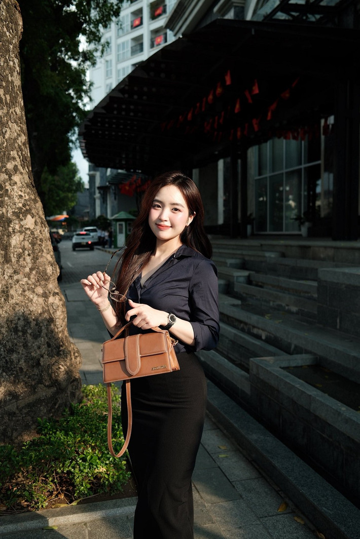 Một số ý kiến cho rằng trang phục có phần táo bạo nhưng vẫn phù hợp với bối cảnh thể thao.