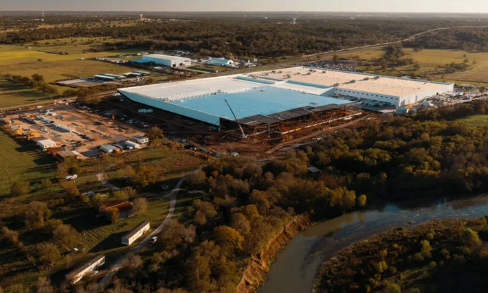 Ít nhất 37 công ty phục vụ cá nhân, quản lý bất động sản và máy bay riêng.