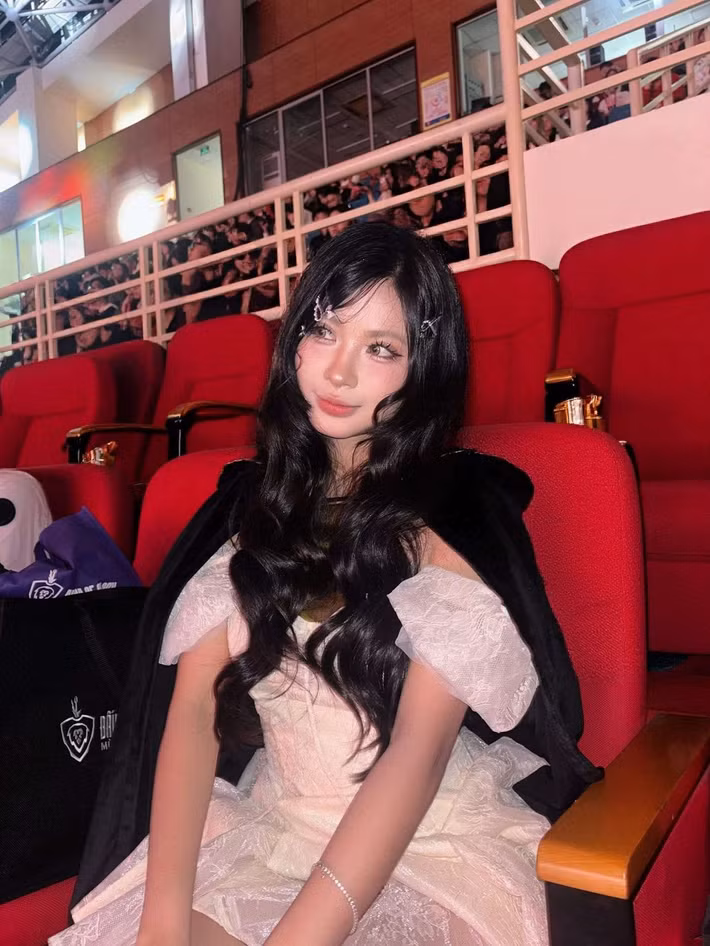 Hot TikToker Quỳnh Bei gây ấn tượng với phong cách nổi bật và tinh thần cổ vũ cuồng nhiệt cho SGP.