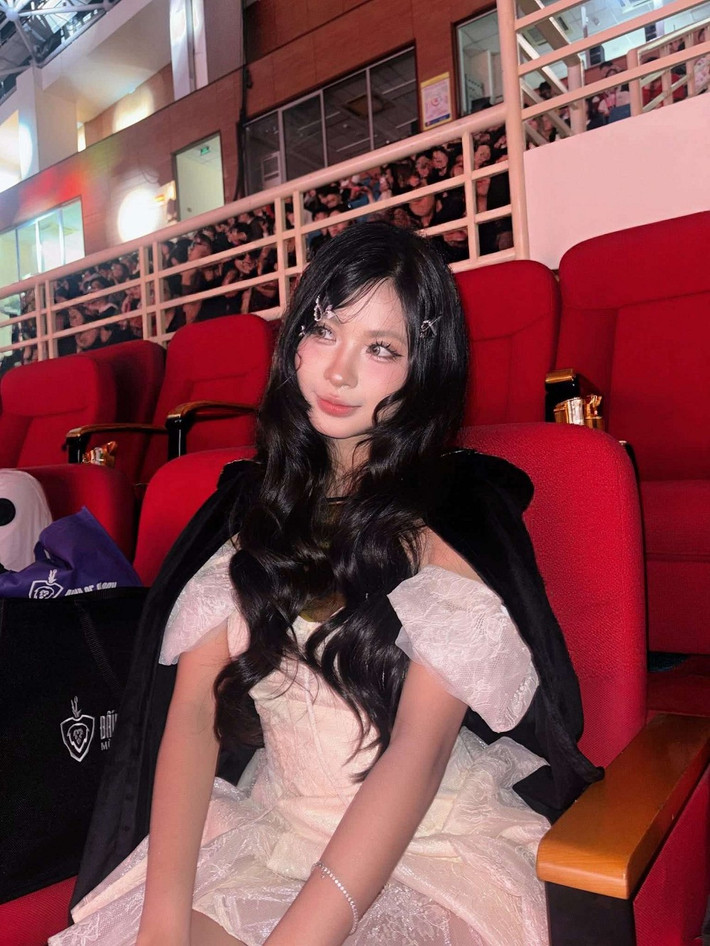 Hot TikToker Quỳnh Bei gây ấn tượng với phong cách nổi bật và tinh thần cổ vũ cuồng nhiệt cho SGP.