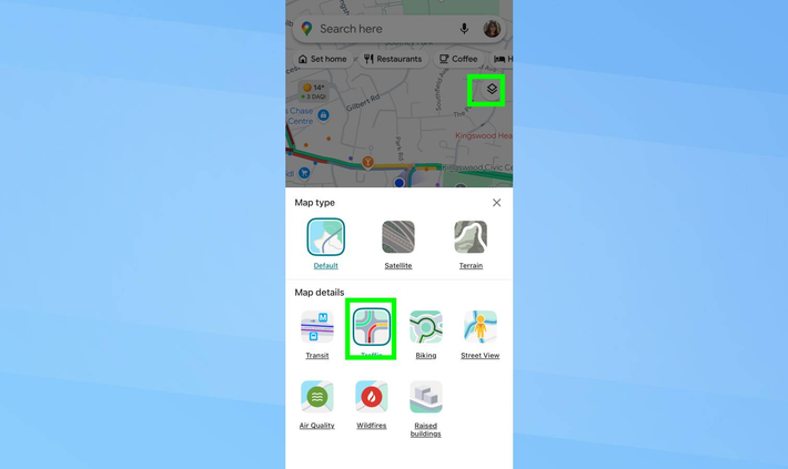 Người dùng chỉ cần mở Google Maps, chọn biểu tượng lớp bản đồ và bật chế độ hiển thị giao thông. Các tuyến đường sẽ hiển thị bằng màu xanh, cam hoặc đỏ tùy mức độ.