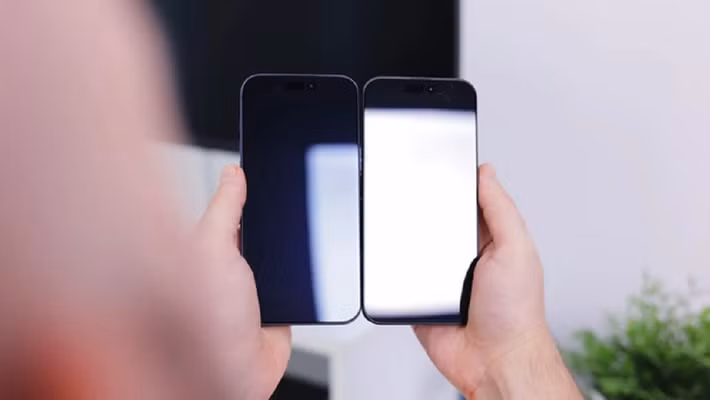 Điểm yếu lớn nhất là màn hình thiếu lớp phủ chống lóa, vốn chỉ có trên dòng Ultra.