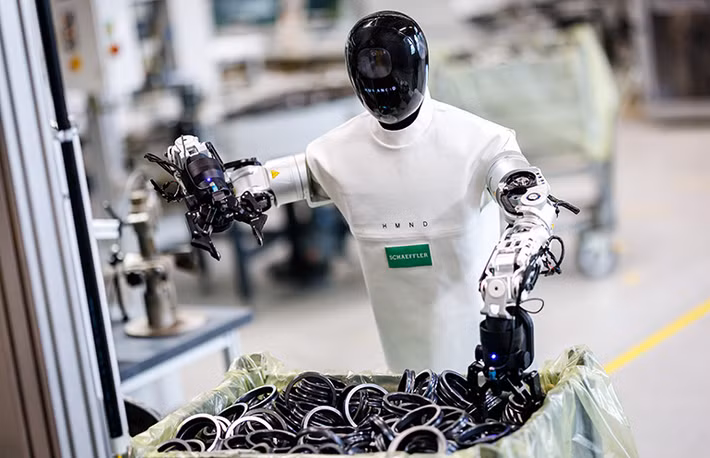 Đáng chú ý, thay vì tập trung vào robot hai chân kiểu trình diễn công nghệ, Humanoid và Schaeffler lại ưu tiên robot bánh lốp vì tính ổn định, tiết kiệm năng lượng và khả năng hoạt động liên tục nhiều giờ trong môi trường công nghiệp thực tế.