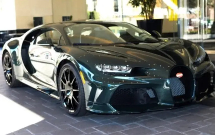 Guo sở hữu ba máy bay phản lực cùng dàn siêu xe, trong đó có Bugatti Chiron Super Sport trị giá 4,4 triệu USD.