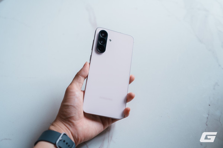 Galaxy A56 5G đang trở thành cái tên nổi bật trong phân khúc tầm trung khi liên tục nhận được đánh giá tích cực từ các chuyên gia công nghệ. (Ảnh: Genk)