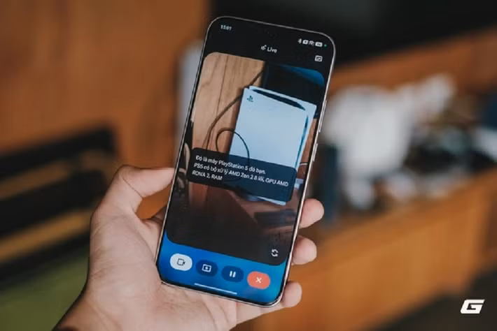 Gemini Live được tích hợp sâu, hỗ trợ trò chuyện tự nhiên, chia sẻ màn hình và camera để AI hiểu đúng bối cảnh người dùng đang gặp. (Ảnh: Genk)