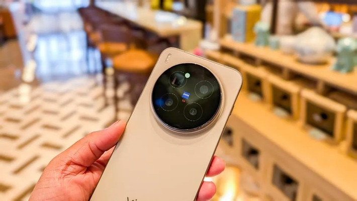 Thiết kế giữ nguyên phong cách cao cấp, bổ sung nút chức năng tiện lợi giống iPhone 17 Pro.