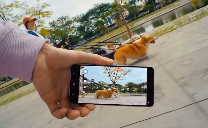Trước đây, Samsung từng quảng bá Horizontal Lock như một trong những nâng cấp camera nổi bật trên Galaxy S26, tuy nhiên do sự chú ý đổ dồn vào màn hình và hiệu năng AI nên nhiều người đã bỏ qua đây thực chất là một tính năng cực kỳ thực dụng với người dùng phổ thông.