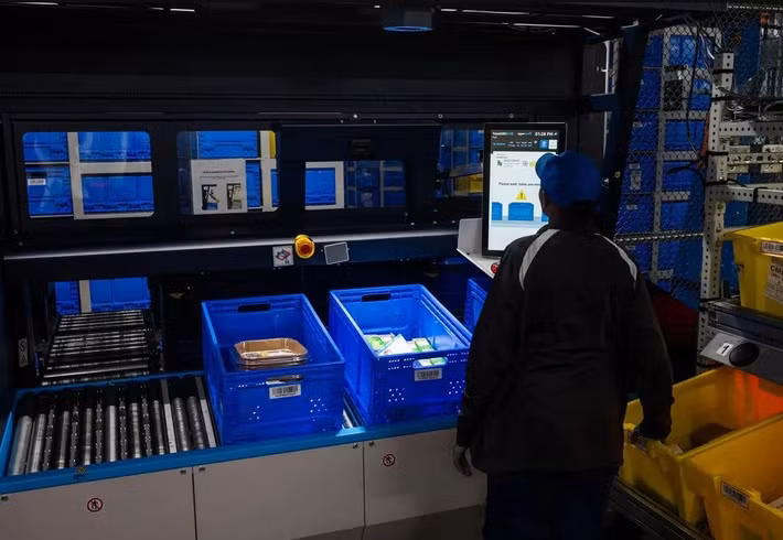 Amazon khẳng định tự động hóa không hủy cơ hội nghề nghiệp, mà tạo ra các vị trí kỹ thuật viên robot với thu nhập cao hơn.