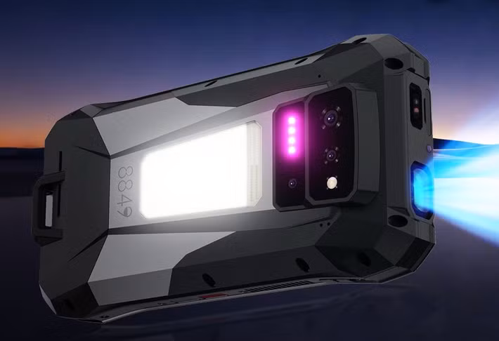 Điểm nhấn lớn nhất của thiết bị là máy chiếu DLP độ phân giải 1080p, độ sáng 220 lumens, sử dụng công nghệ laser và hỗ trợ lấy nét tự động.